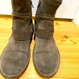 Gray suede flat ankle boots size 39
